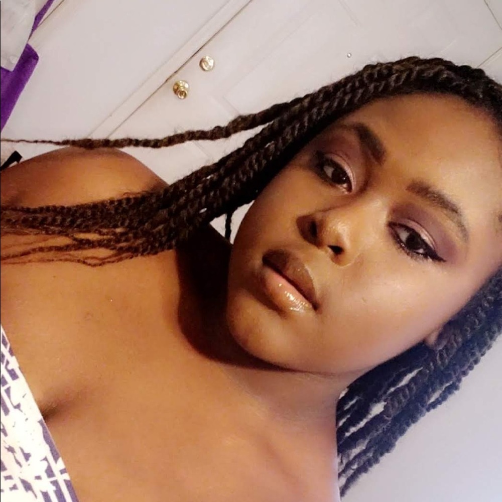 Meet your Posher, Alexis